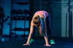 Diferentes tipos de burpees Chica haciendo un tipo de burpee
