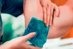 Tratamiento con hielo del codo de tenista Tratamiento y prevención de la epicondilitis