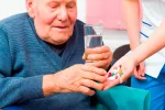 Anciano tomando fármacos para la demencia con cuerpos de Lewy