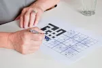 Tratamiento del deterioro cognitivo leve Una mujer mayor resolviendo un sudoku