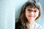 Tratamiento del estrabismo Niña con gafas para tratar el estrabismo