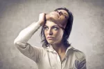 Tratamiento de la mitomanía Mujer mitómana se quita una careta