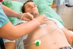 Un hombre sometiéndose a un electrocardiograma