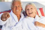 Turismo de salud para la tercera edad en Noruega Pareja de la tercera edad disfruta de turismo de salud en Noruega