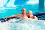 Turismo de salud para la tercera edad en Karlovy Vary Una pareja mayor disfruta de un spa en Karlovy Vary