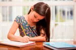 Ventajas e inconvenientes del homeschooling Niña estudiando en casa