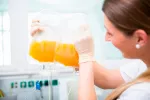 Ventajas del plasma enriquecido con factores de crecimiento Enfermera con bolsas de plasma enriquecido con factores de crecimiento