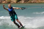 Consejos e indicaciones para practicar wakeboard con seguridad Persona practicando wakeboard