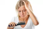 Cosméticos y vitaminas no pueden frenar la alopecia Mujer con principio de alopecia