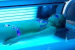 Proponen limitar más el uso de las cabinas de bronceado Jovencita en el interior de una cabina de bronceado artificial