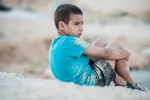 El abandono en la infancia afecta a la salud del cerebro Niño abandonado