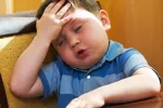 La falta de sueño causa obesidad infantil Niño pequeño con sueño