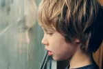 El autismo se relaciona con más de 100 genes de riesgo Niño autista