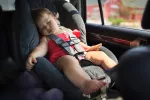 Niño durmiendo dentro del coche Riesgo de dejar a los niños en un coche al sol
