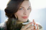 Mujer tomando infusión de boldo Beneficios y aplicaciones del boldo