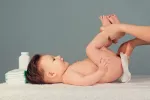 Causas de la dermatitis del pañal Cambio de pañal de bebé con dermatitis