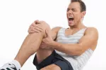 Deportista con dolor en la rodilla