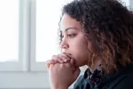 Causas de los miomas Mujer de raza negra