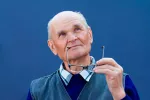 Las células madre, seguras y eficaces para tratar la retina Hombre mayor con unas gafas en la mano