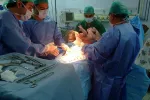 Qué es una cesárea Equipo sanitario realizando una cesárea