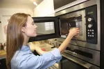 Chica utilizando bien el microondas Consejos para utilizar bien el microondas