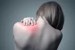 Contractura muscular Mujer con una contractura en el hombro