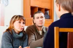 Padres hablando sobre las drogas con su hijo Cuándo debemos hablar sobre las drogas con nuestros hijos