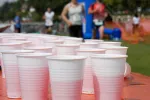Corredores tomando bebidas isotónicas Cuándo y cómo tomar bebidas isotónicas