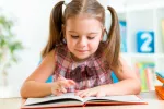 Niña leyendo un cuento