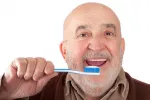 Diabético cepillándose los dientes Consejos bucales para diabéticos