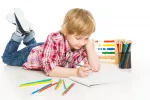 Los deberes escolares deben durar entre 60 y 70 minutos Un niño haciendo deberes