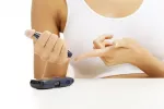 Nuevos criterios para diagnosticar diabetes gestacional Mujer embarazada haciéndose un test de glucosa