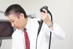 Diagnóstico del esófago de Barret Doctor realizando una endoscopia digestiva