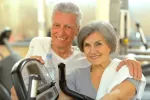 El ejercicio suave mejora la masa muscular en mayores Una pareja mayor practica ejercicio en el gimnasio