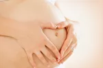 Estimulación prenatal Embarazada formando un corazón con sus manos sobre el vientre