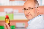 Un fármaco mejora síntomas de la hiperplasia de próstata Un hombre sujeta un frasco de medicamentos