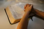 La fe ayuda a prolongar la esperanza de vida Persona de fé leyendo la Biblia