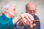 Se creará un fondo mundial para tratar la demencia Pareja de ancianos