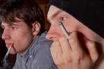 Fumar multiplica por seis el riesgo de infarto en jóvenes Jóvenes fumando