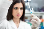Logran reducir el riesgo de hiperestimulación ovárica Científica en el laboratorio extrayendo un óvulo