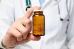 Tratamiento y prevención de la infección por ladillas Doctor muestra un frasco con antihistamínicos