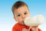 Las leches de continuación, mejor hasta los 24 meses1 Niño pequeño tomándose un biberón