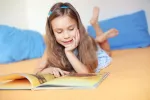 Niña leyendo La lectura mejora la habilidad lingüística de los niños