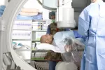 Diagnóstico y estadificación del mesotelioma Hombre a punto de someterse a un TAC