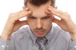 La migraña duplica el riesgo de depresión y ansiedad Hombre con migraña