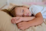 Los niños deberían dormir la siesta solo hasta los 2 años Niña durmiendo