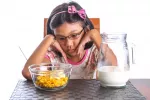 No desayunar aumenta el riesgo de diabetes en niños Niña no quiere desayunar