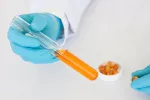 Nuevo fármaco contra el cáncer de mama Químico en el laboratorio de investigación y análisis