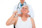Nuevo fármaco, eficaz para tratar el cáncer de tiroides Médico reconociendo a un paciente