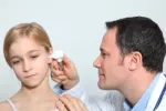 La otitis crónica provoca cambios en el gusto que se asocian con la obesidad Niña con otitis crónica